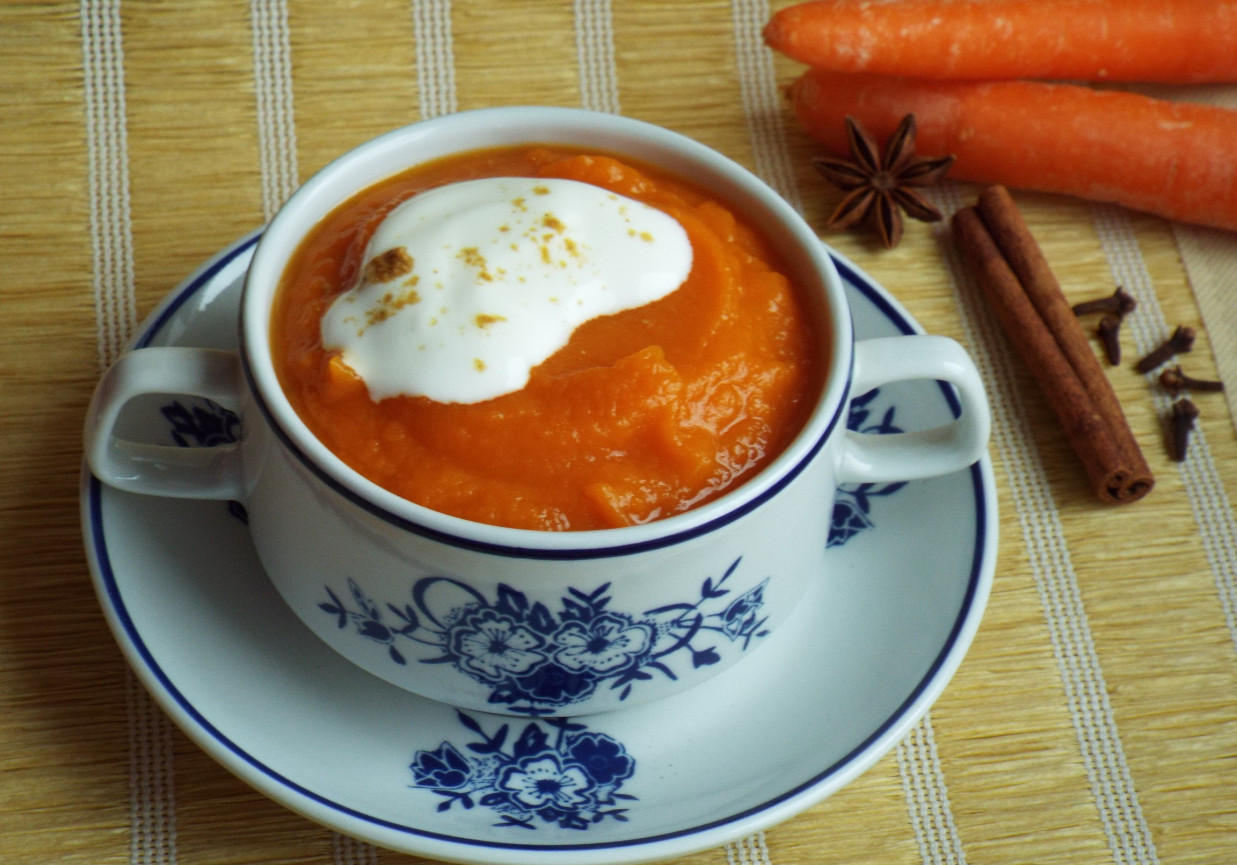 Marchewkowo-korzenna zupa krem foto