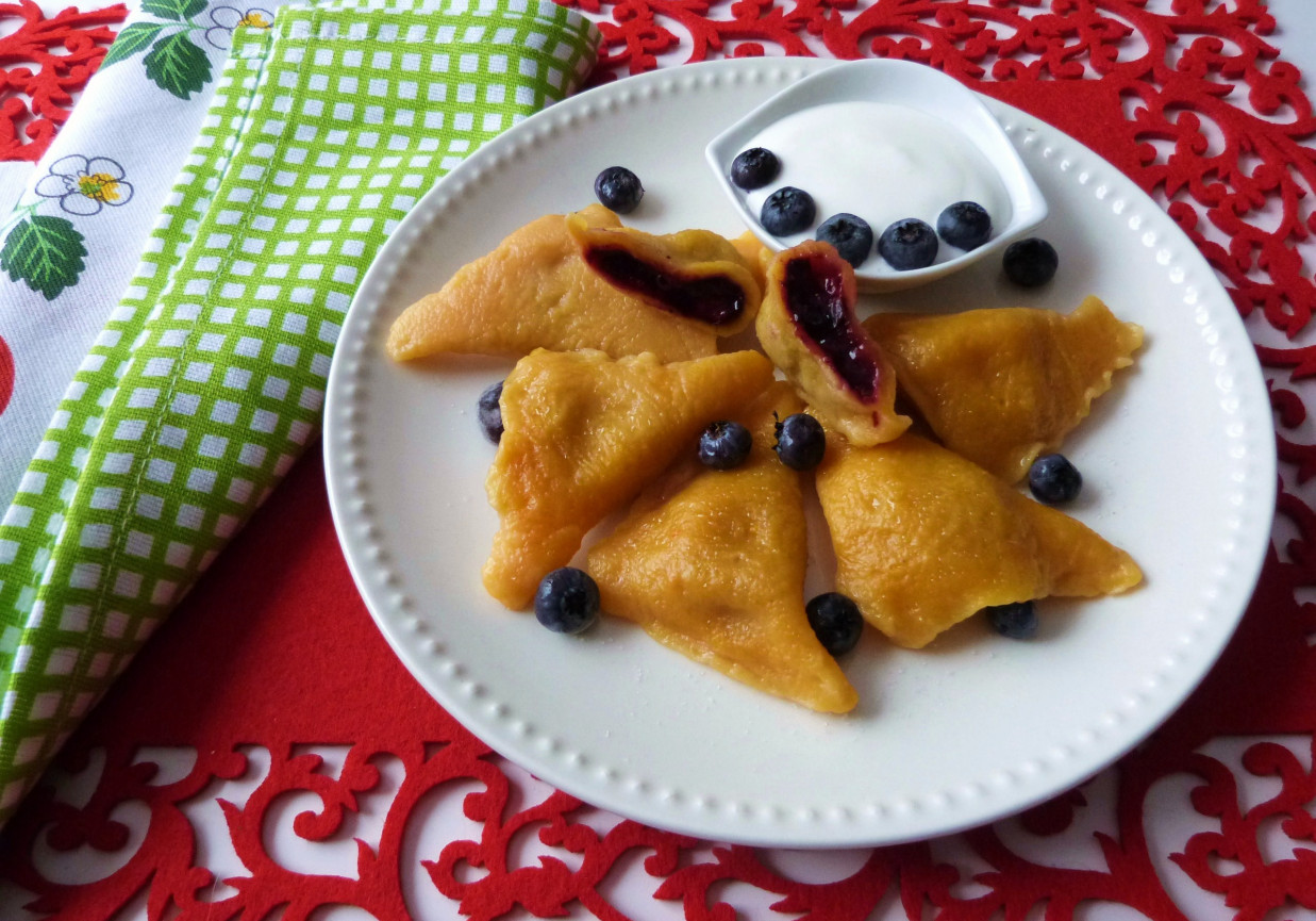 Marchewkowo-kukurydziane pierogi z borówkami  foto