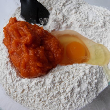 Krok 3 - Marchewkowo-kukurydziane pierogi z borówkami foto