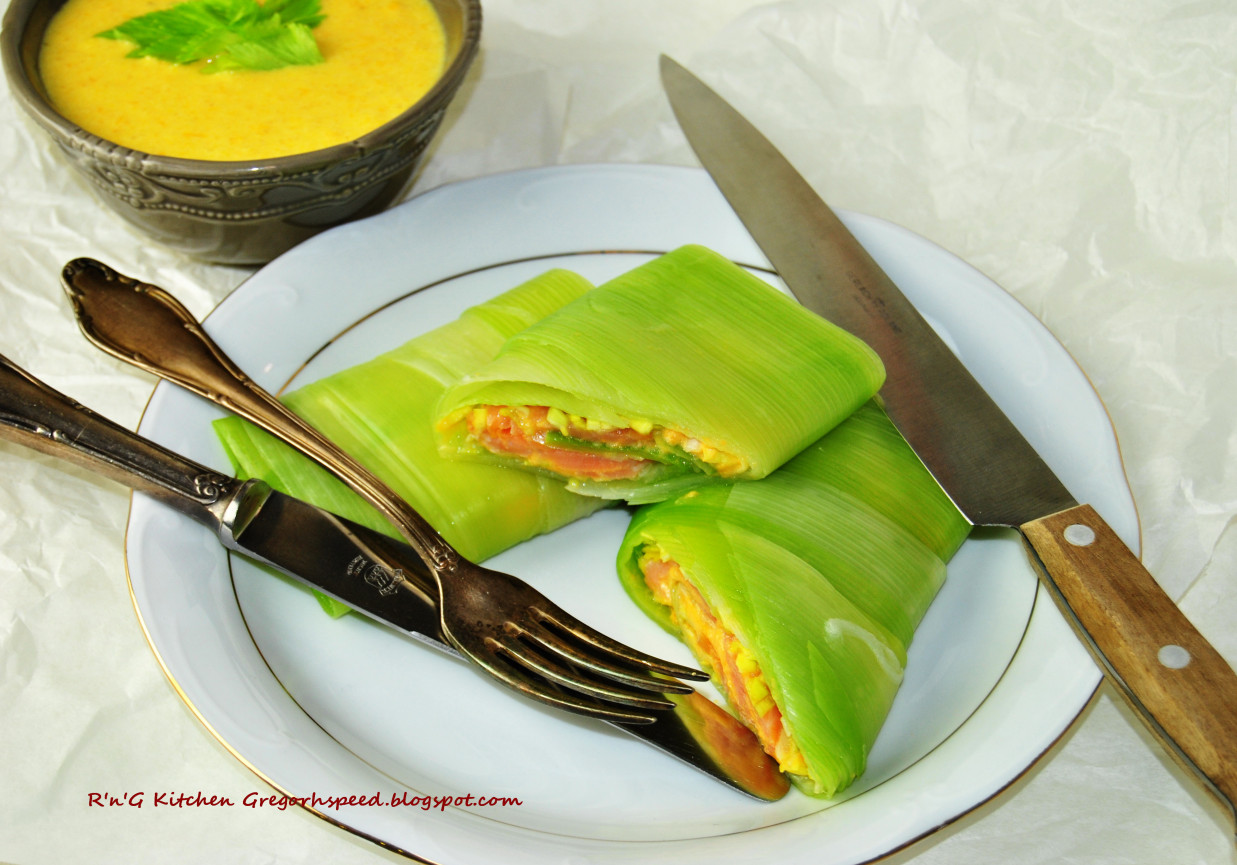 Marchewkowy mus w liściach pora foto