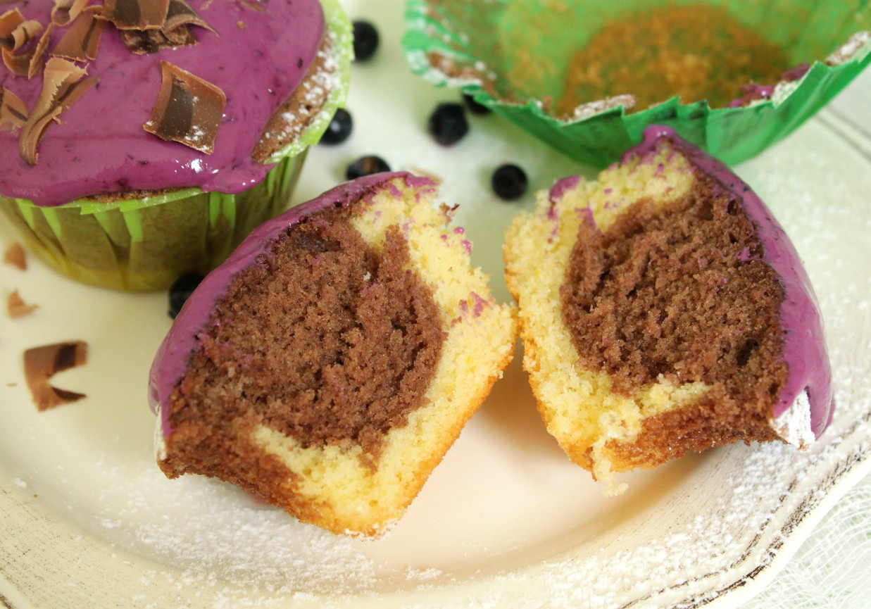 Marmurkowe muffiny z jagodowym kremem foto