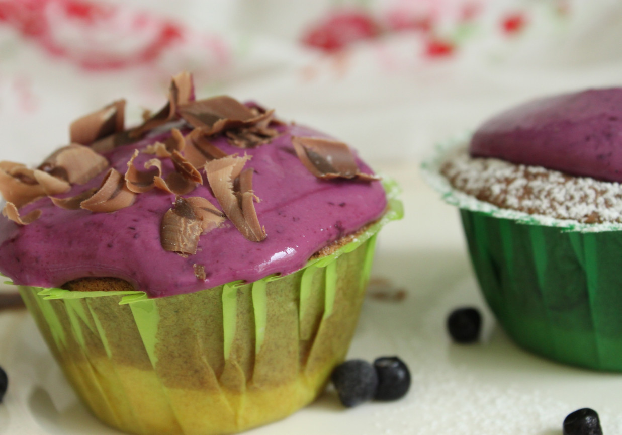Marmurkowe muffiny z jagodowym kremem foto