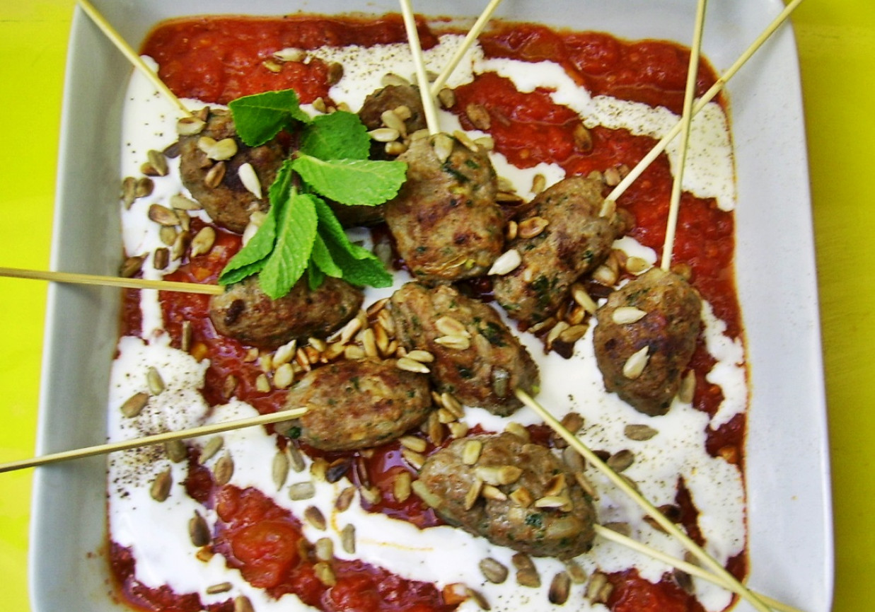 Marokańska kofta z sosem pomidorowo - jogurtowym foto