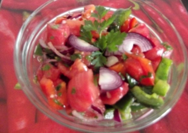 Fotografia przedstawiająca Marokańska sałatka pomidorowa
