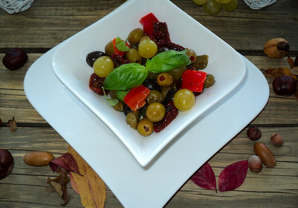 Marynata z winogronami i suszonymi pomidorami foto