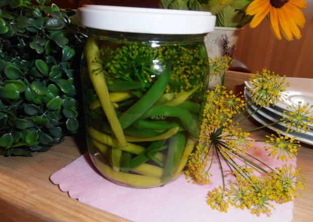 Fotografia przedstawiająca Marynowana fasolka szparagowa zielono-żółta