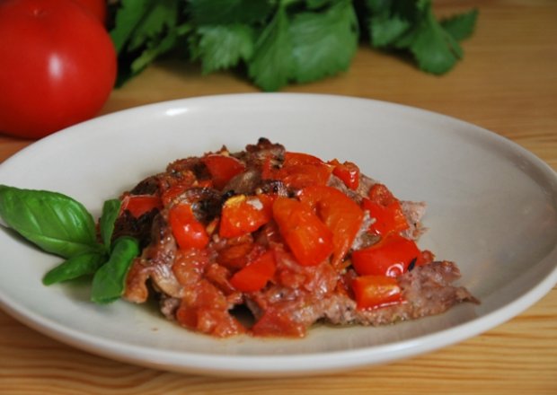 Fotografia przedstawiająca Marynowana Karkówka z pomidorami i papryką