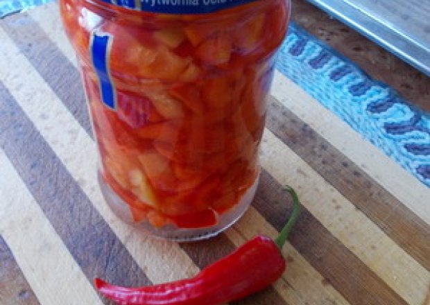 Fotografia przedstawiająca Marynowana papryka z papryczką chilli.
