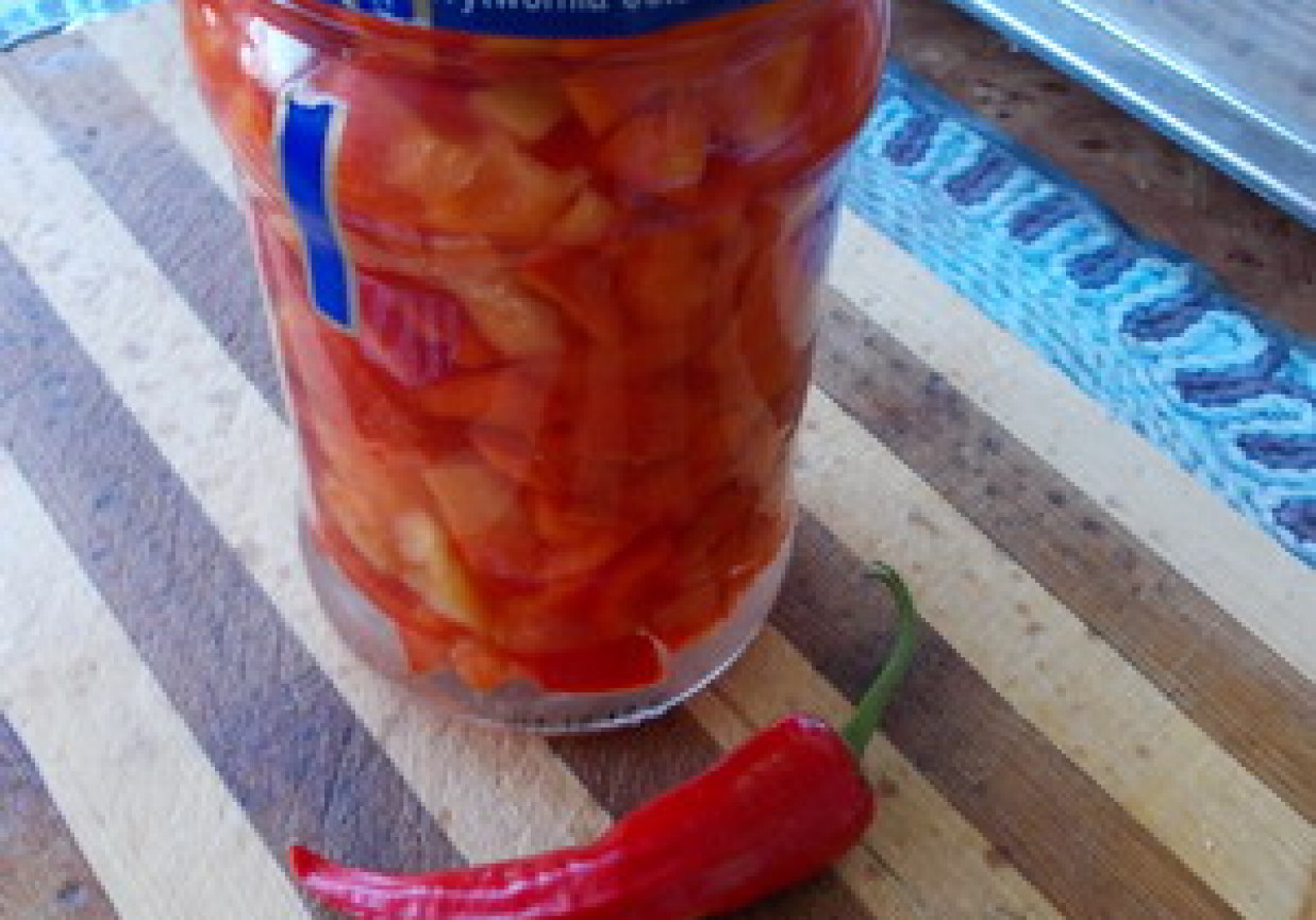 Marynowana papryka z papryczką chilli. foto