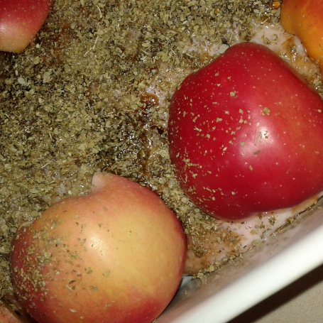 Krok 6 - Marynowana pierś z gęsi pieczona z jabłkami. foto