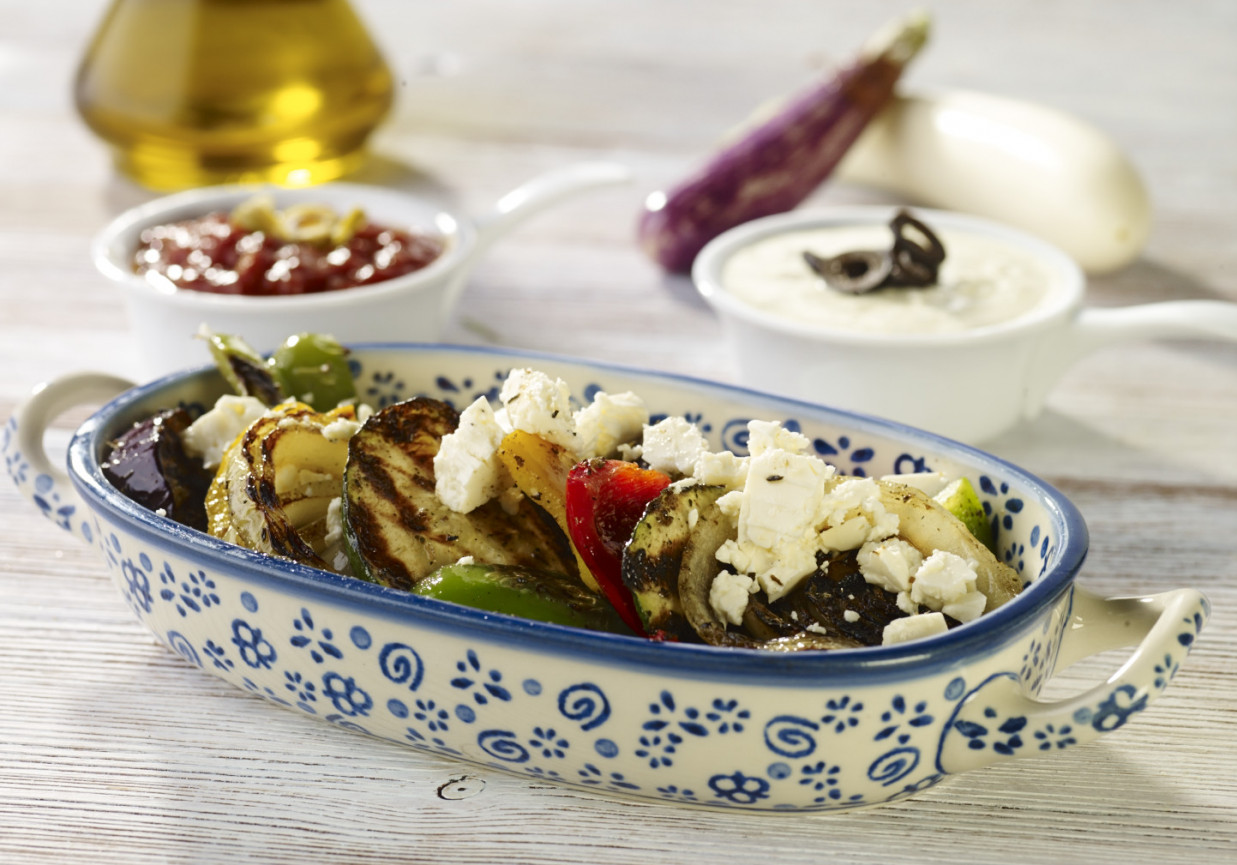 Marynowane grillowane jarzyny z ziołami  podane z serem feta i oliwkami foto