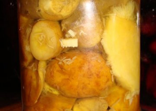 Fotografia przedstawiająca marynowane grzyby