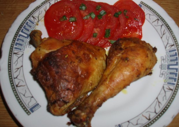Fotografia przedstawiająca Marynowane i pieczone udka z pomidorkami