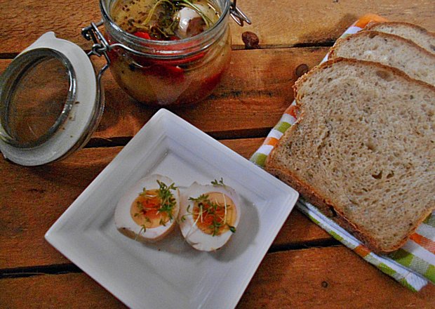 Fotografia przedstawiająca marynowane jajka z papryką i cebulą