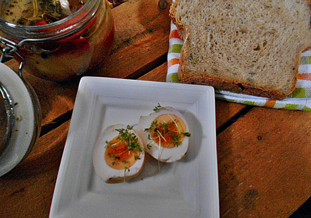 marynowane jajka z papryką i cebulą foto