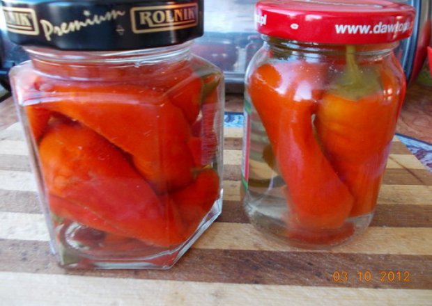 Fotografia przedstawiająca marynowane papryczki chilli.