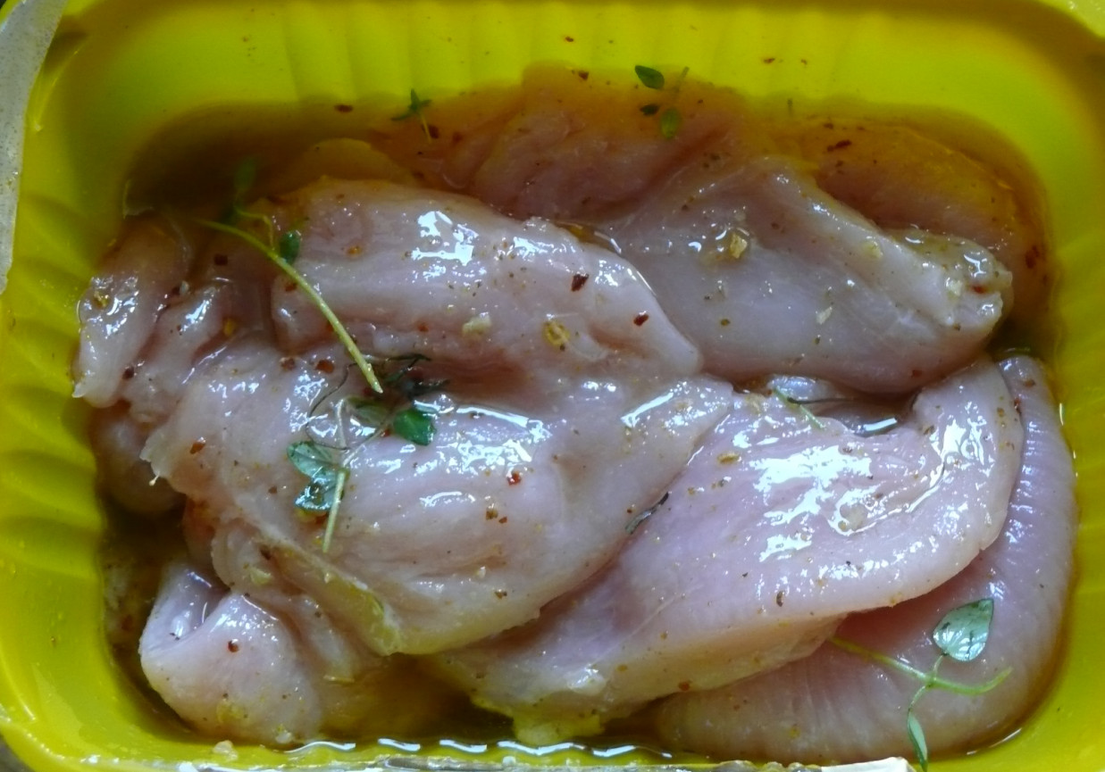 Marynowane piersi kurczaka na grilla foto