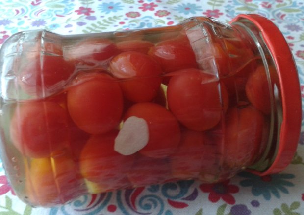 Fotografia przedstawiająca Marynowane pomidorki na ostro