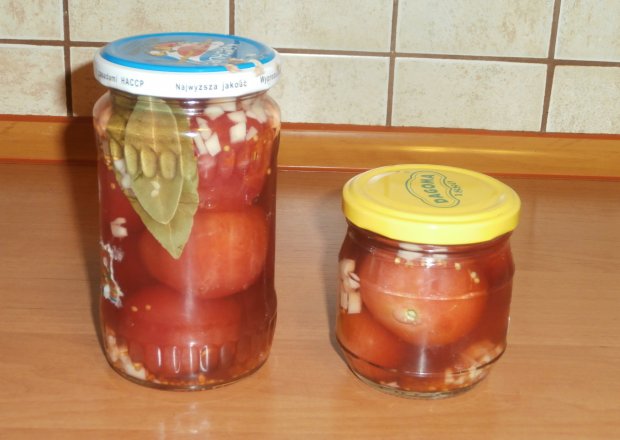 Fotografia przedstawiająca marynowane pomidory