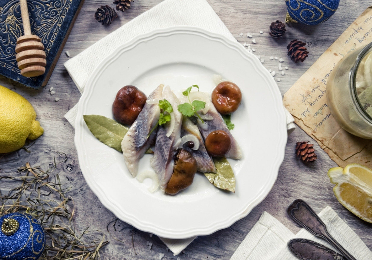 Marynowane śledzie w słodkiej cebuli z marynowanymi rydzami .*. foto