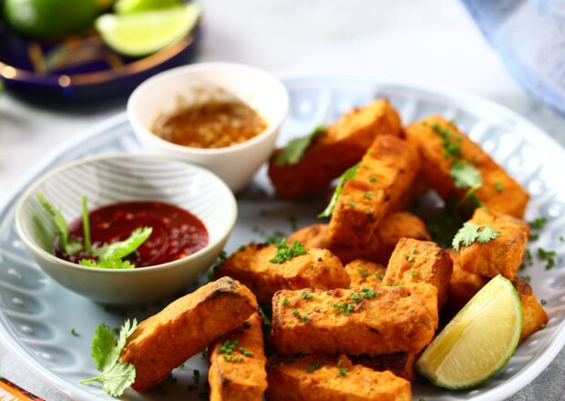 Fotografia przedstawiająca Marynowane tofu pieczone w air fryerze
