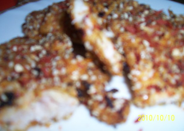 Fotografia przedstawiająca marynowany filet z kurczaka w pomidorowo-sezamowej skorupce