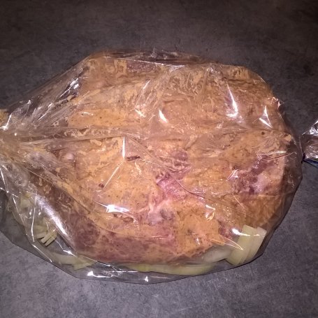 Krok 3 - Marynowany karczek pieczony na cebuli foto