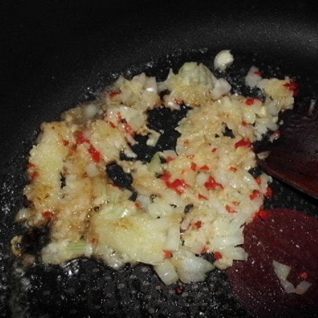 Krok 2 - Marynowany łosoś na pikantnie z makaronem ryżowym foto