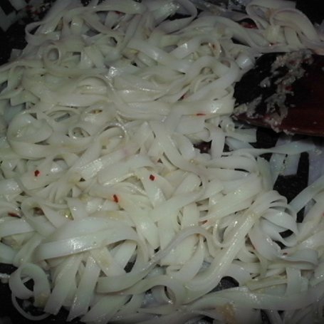 Krok 3 - Marynowany łosoś na pikantnie z makaronem ryżowym foto