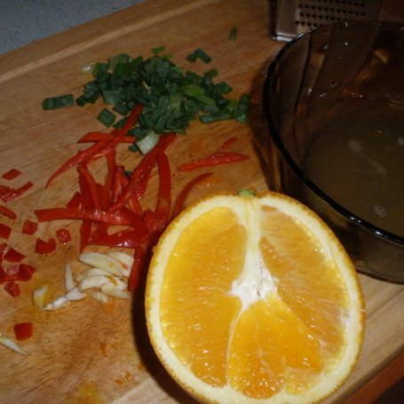 Krok 2 - Marynowany łosoś z chili i pomarańczą foto