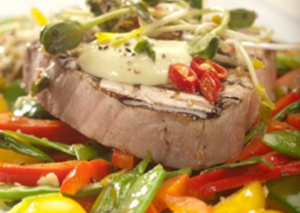 Fotografia przedstawiająca Marynowany stek z tuńczyka  podany z grillowanymi warzywami oraz sosem ze świeżych ziół i suszony...