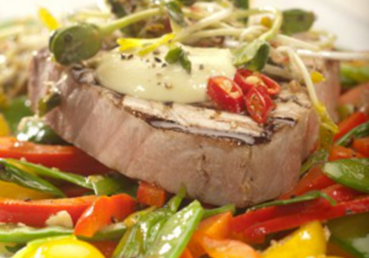 Marynowany stek z tuńczyka  podany z grillowanymi warzywami oraz sosem ze świeżych ziół i suszonych pomidorów foto