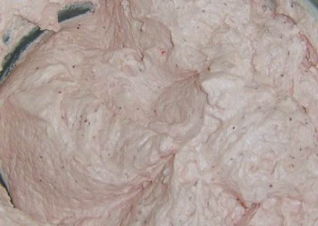 Fotografia przedstawiająca masa do tortów mocno truskawkowa