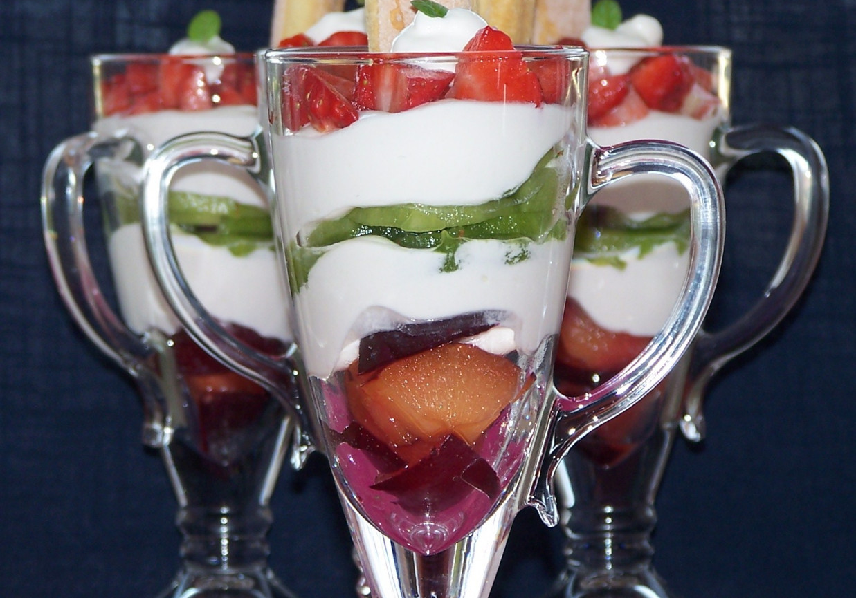 Mascarpone z jogurtem greckim, czyli owocowy pucharek :) foto