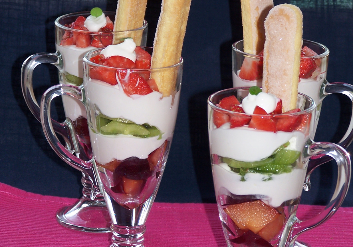 Mascarpone z jogurtem greckim, czyli owocowy pucharek :) foto