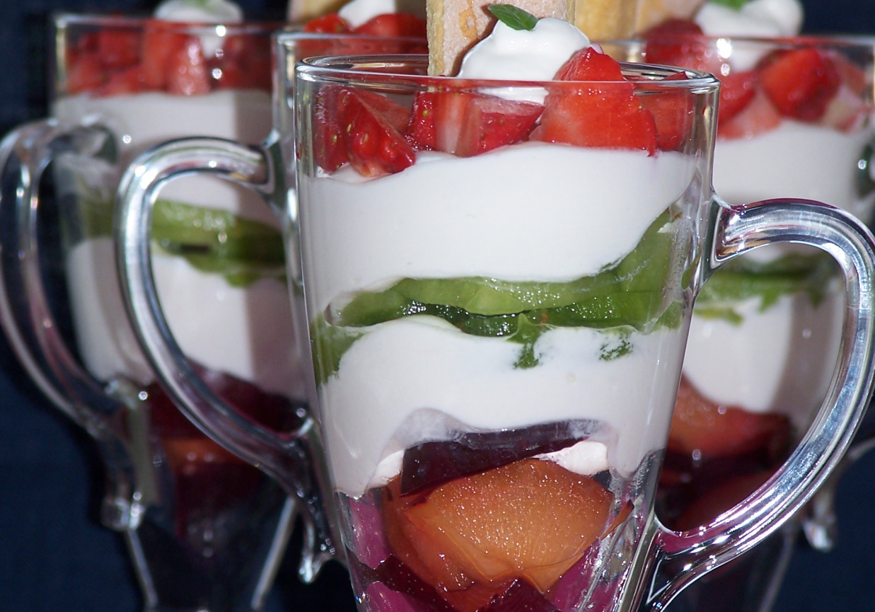 Mascarpone z jogurtem greckim, czyli owocowy pucharek :) foto