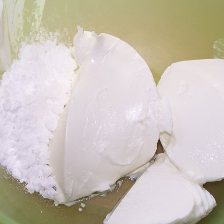 Krok 2 - Mascarpone z jogurtem greckim, czyli owocowy pucharek :) foto