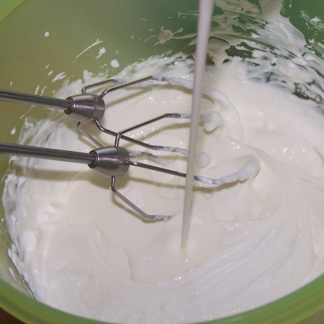 Krok 3 - Mascarpone z jogurtem greckim, czyli owocowy pucharek :) foto