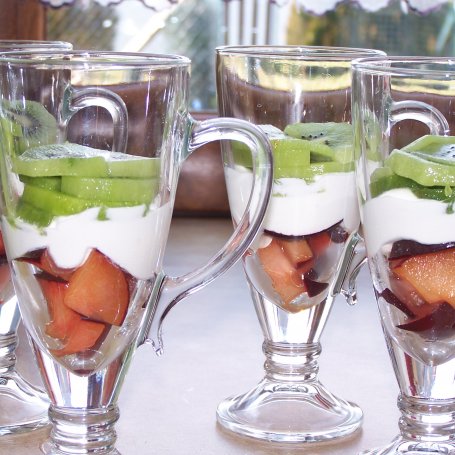 Krok 4 - Mascarpone z jogurtem greckim, czyli owocowy pucharek :) foto