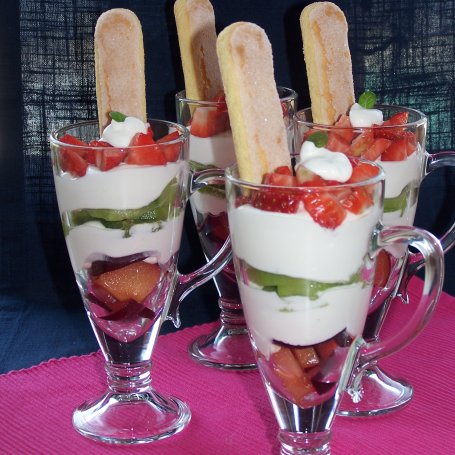 Krok 5 - Mascarpone z jogurtem greckim, czyli owocowy pucharek :) foto