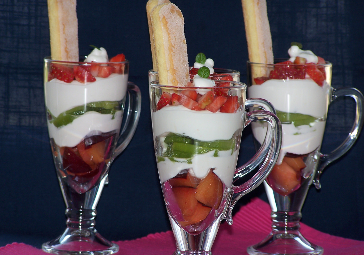 Mascarpone z jogurtem greckim, czyli owocowy pucharek :) foto