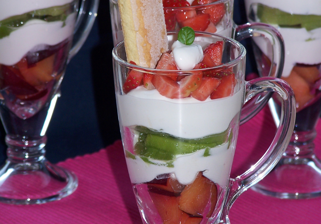 Mascarpone z jogurtem greckim, czyli owocowy pucharek :) foto