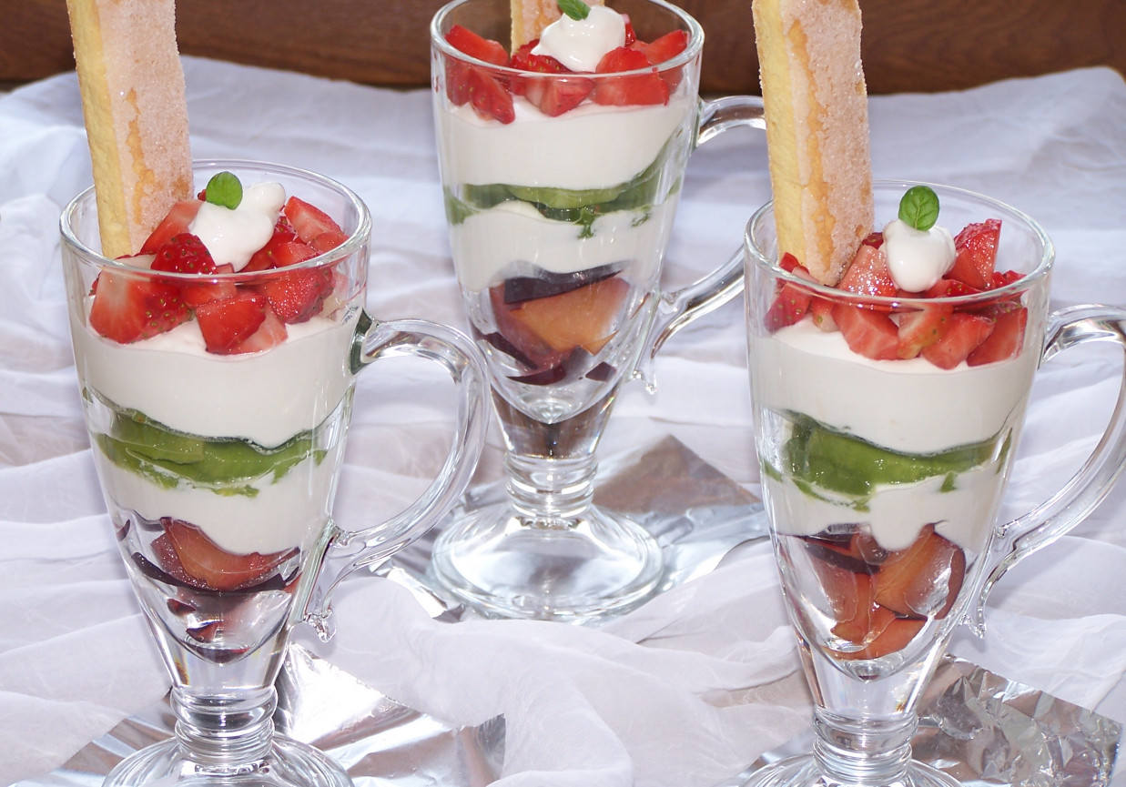 Mascarpone z jogurtem greckim, czyli owocowy pucharek :) foto