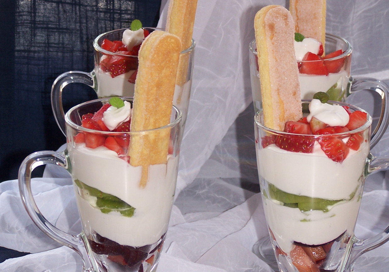 Mascarpone z jogurtem greckim, czyli owocowy pucharek :) foto