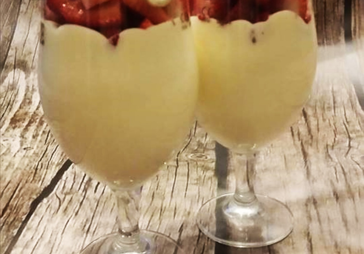 Mascarpone z truskawkami i orzechami nerkowca foto