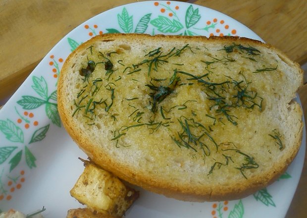 Fotografia przedstawiająca Masełko czosnkowe na chleb z grilla