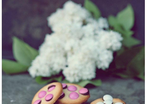Fotografia przedstawiająca Maślane ciasteczka z drażami