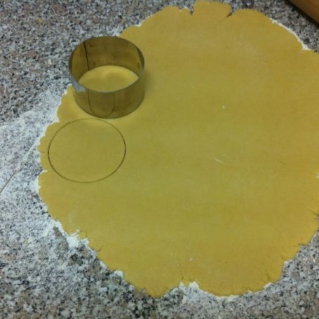 Krok 3 - Maślane lukrowane ciasteczka - bardzo kruche z opisem dekorowania lukrem foto