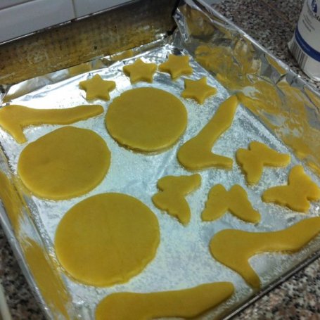 Krok 4 - Maślane lukrowane ciasteczka - bardzo kruche z opisem dekorowania lukrem foto