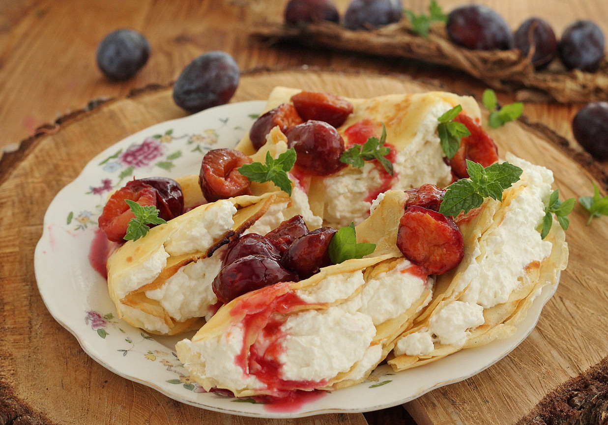 Maślane naleśniki ze śliwkami foto